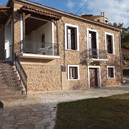 δυάρι ισόγειο παραδοσιακής οικίας με μεγάλο κήπο Διαμέρισμα Αράχωβα