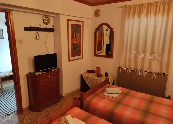 δυάρι ισόγειο παραδοσιακής οικίας με μεγάλο κήπο Διαμέρισμα Αράχωβα