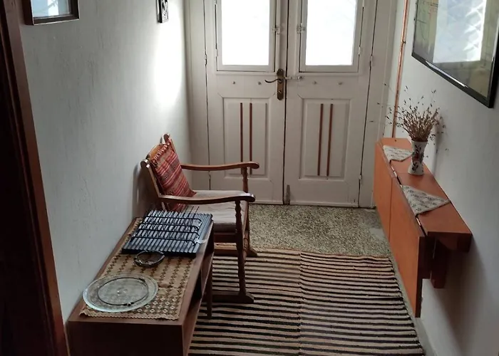 δυάρι ισόγειο παραδοσιακής οικίας με μεγάλο κήπο *