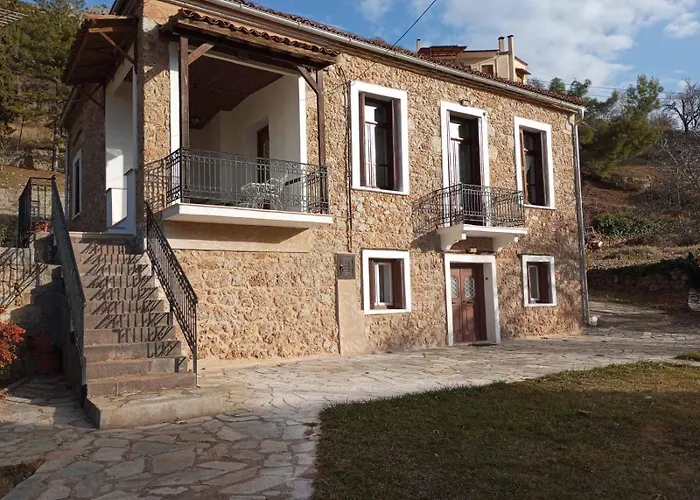 δυάρι ισόγειο παραδοσιακής οικίας με μεγάλο κήπο Διαμέρισμα Αράχωβα