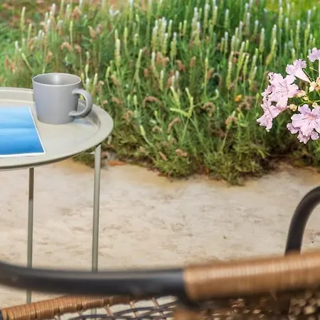 Cozy Garden Flat Apartment